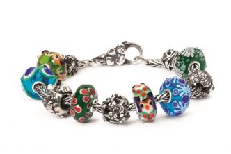 Noël Trollbeads - La nouvelle collection de Trollbeads plonge avec un bonheur teinté de nostalgie dans la magie de Noël. Comme elle sait si bien le faire à l’approche de Noël.