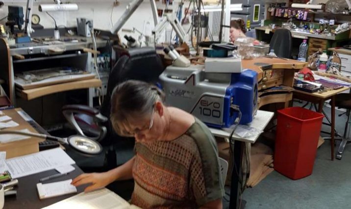 Dumaine bijoutier à Lagnieu dans l'AIN - Thierry Dumaine se partage entre son atelier de réparation et sa boutique au centre de Lagnieu.