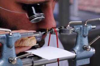 Dans les rouages de la fabrique de l’élite horlogère française