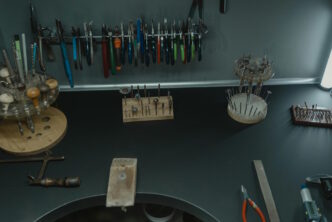 POLISSEUR : L’URGENTISTE DU MÉTAL